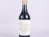 une bouteille de vin posée sur une table blanche