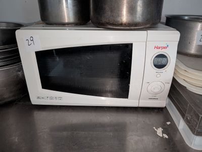 un micro-ondes posé sur un comptoir