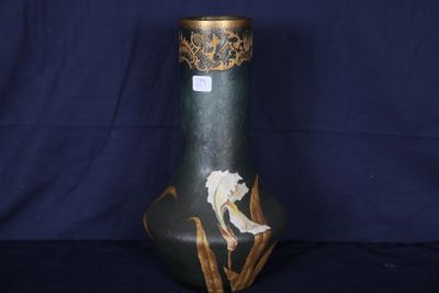un vase noir orné d'une image représentant une femme