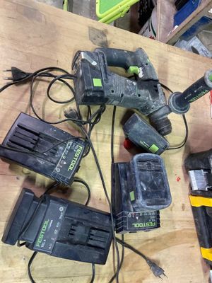 de nombreux outils posés sur une table en bois