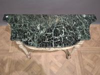 Console en bois laqué crème et doré à plateau de marbre. (photo 2)