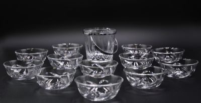 un grand nombre de verres posés sur une table