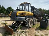 un tracteur qui est à l'arrêt dans la boue