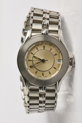 une montre posée sur une surface blanche