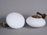 paire d'appliques murales en verre blanc et laiton, avec des ferrures en laiton