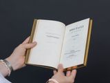 une personne tenant un livre ouvert dans ses mains