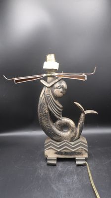 une image représentant une lampe surmontée d'un poisson