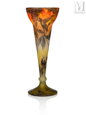 un vase en verre posé sur une surface blanche