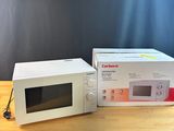 deux fours à micro-ondes blancs posés sur une table en bois