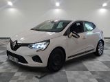 la voiture blanche est garée sur un sol en damier dans le garage