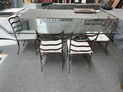 4 chaises en fer forgé dont une de modèle différent