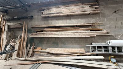 de nombreux morceaux de bois empilés sur le sol d'une pièce