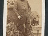 une vieille photo d'un homme en costume-cravate