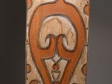 un vase marron décoré d'un motif, posé sur une table