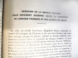 un livre ouvert sur lequel figure une image en noir et blanc
