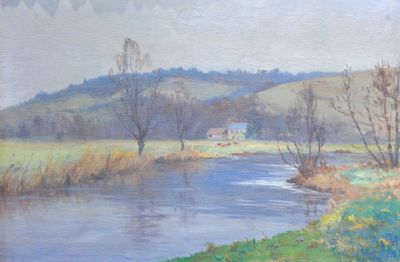 tableau représentant une rivière qui traverse un champ verdoyant à la lisière d'une forêt