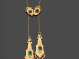 une paire de boucles d'oreilles en émeraude et or et un collier