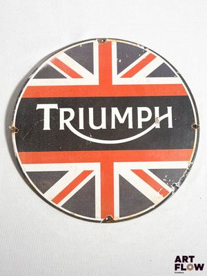 un panneau rond sur lequel est inscrit le mot « triomphe »