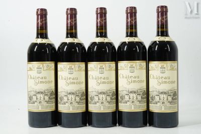 six bouteilles de vin sont alignées sur une table