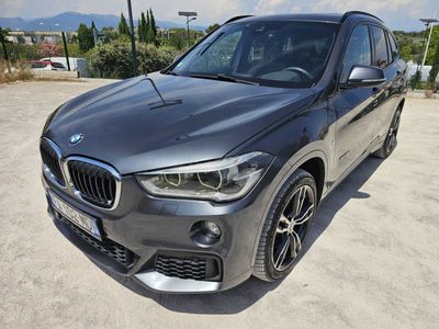 La BMW X1 est garée sur un parking