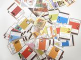 une pile de cartes posée sur une table, sur fond blanc
