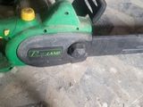 a chainsaw that is sitting on the ground
