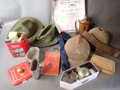 plusieurs objets posés ensemble sur une table