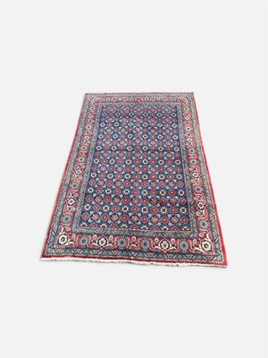 un tapis bleu et rouge sur fond blanc