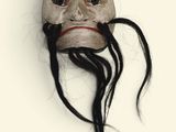 un masque avec de longs cheveux sur un fond blanc