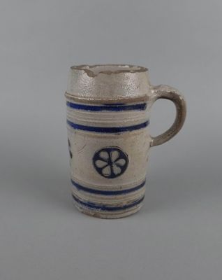 une tasse blanche et bleue ornée d'un symbole de paix