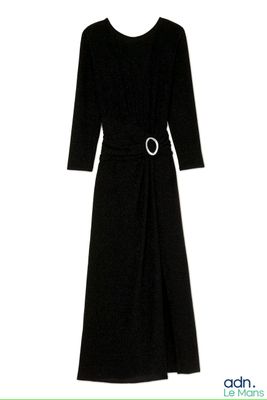 La robe est noire et comporte une ceinture à la taille.