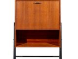 une photo d'une armoire en bois munie d'une étagère