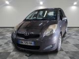 une Toyota Yaris grise garée dans une pièce