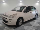 la voiture blanche est garée dans le garage sur le sol en damier