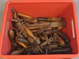 de nombreux outils de toutes sortes dans une boîte rouge
