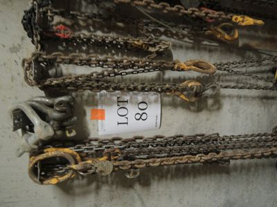 de nombreuses chaînes accrochées au mur