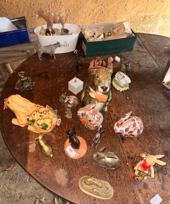 une table en bois sur laquelle sont posés de nombreux objets