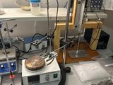 une image représentant un laboratoire rempli de matériel