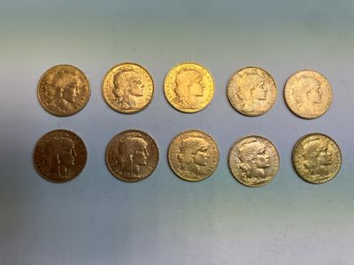 gros plan d'un paquet de pièces de monnaie posé sur une table