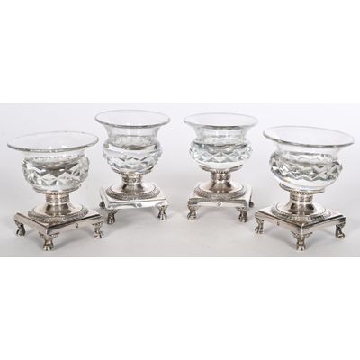 quatre vases en verre plaqués argent, posés sur des socles