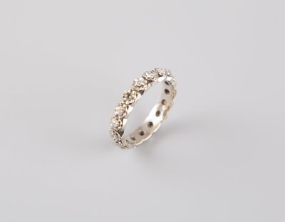 bague en or blanc et diamants sur fond blanc
