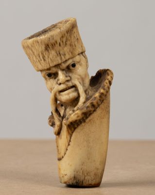 une figurine représentant un homme coiffé d'un chapeau