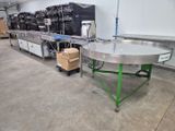 une photo d'une grande table dans un entrepôt
