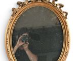 une personne se prenant en photo dans un miroir