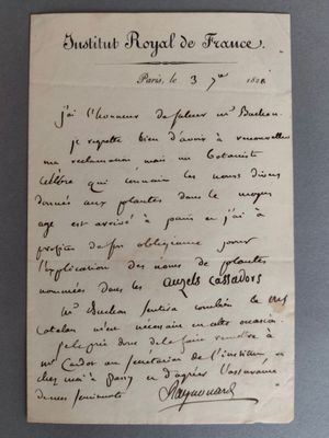 un gros plan d'un morceau de papier sur lequel on a écrit