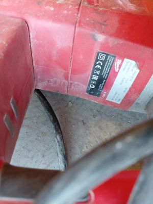 un gros plan d'une borne d'incendie rouge sur laquelle est collé un autocollant