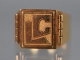 une image représentant une bague en or sur laquelle figure une empreinte digitale
