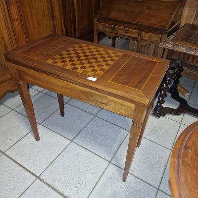une table sur laquelle se trouve un échiquier, dans une pièce