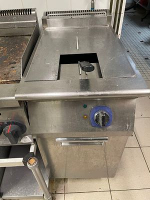 un plan de travail en acier inoxydable dans une cuisine commerciale