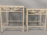 paire de tables d'appoint en bambou blanc avec plateau en verre